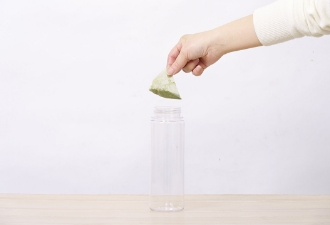 ボトルにティーバッグ１袋を入れます。