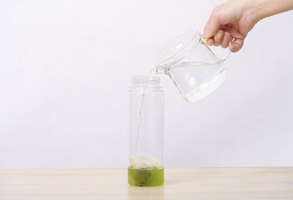 500mlの水（またはお湯）を注ぎます。