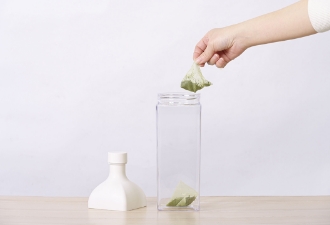 水出しポットなどにティーバッグを２袋入れ、約1ℓの水を注ぎます。