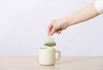 カップにティーバッグを1袋いれます。