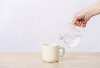 お湯を150ml注ぎ、30秒待ちます。