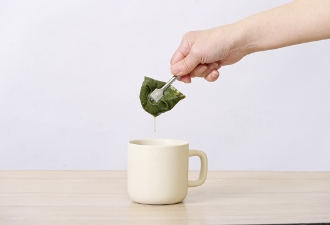 飲む前にティーバッグトングなどでティーバッグを絞り、お好みの濃さに調整してお飲みください。
